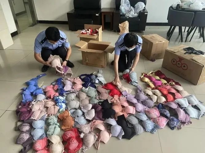 武汉一男子多次夜闯高校女寝偷内衣被当场抓获，该名男子的行为有多恶劣？