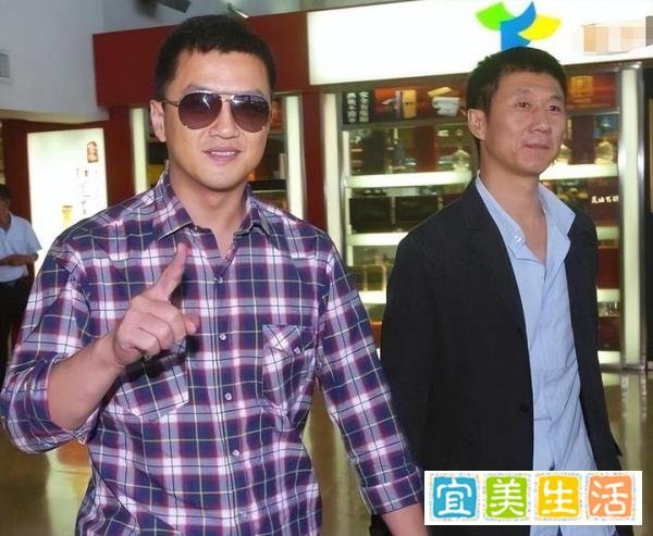 李亚鹏欠巨款被限制高消费，滞留在机场，女儿李嫣却在瑞士购物