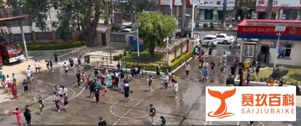 泼水节消防员骗路人取水被反包围