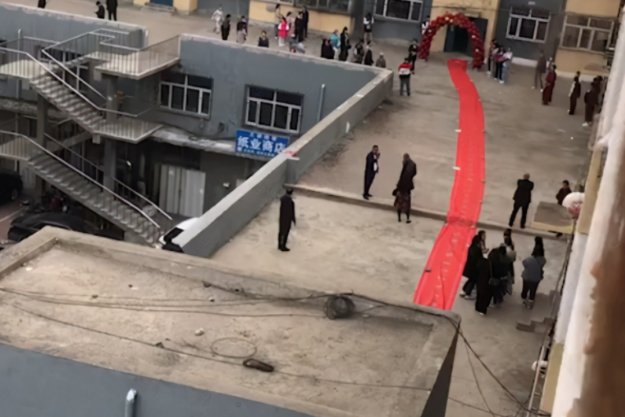 红毯从新郎家直接铺到新娘家，是因为两家距离近吗？