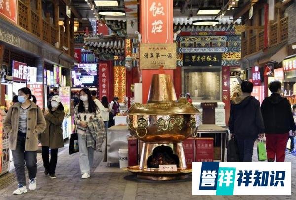 川航回应空姐跪地安抚乘客,消费市场加速回暖 服务业快速复苏