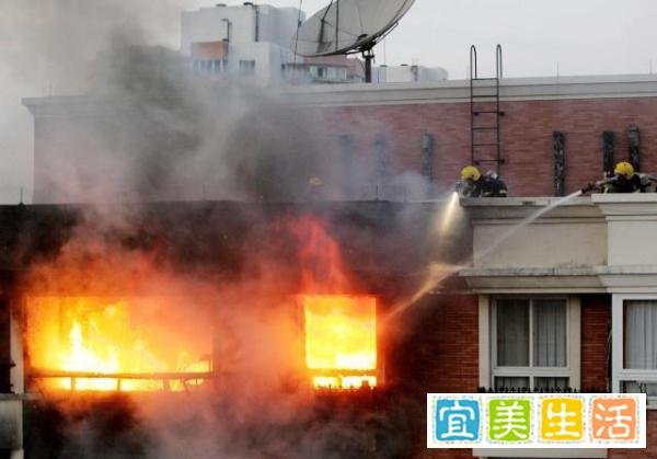 惨烈！民房突发大火，夫妻1人抱娃1人用身体挡火，妈妈活活被烧死