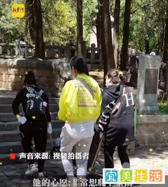 4名女子抬残疾好友登泰山 这是咋情况？
