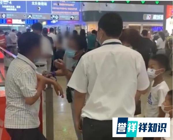 北京一大爷因琐事扇人耳光，当众叫嚣辱骂外地人：到北京来你就是重孙子