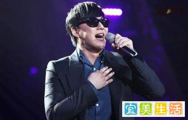 黄子佼曝萧煌奇不是盲人，曾晒出过开车画面，萧煌奇发文辟谣