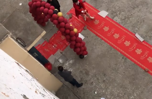 红毯从新郎家直接铺到新娘家，是因为两家距离近吗？