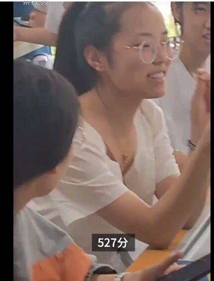 女生复读一年涨58分激动尖叫 这是咋情况？