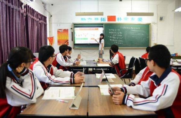 你怎么看待抖音主播进教室摆拍的行为?