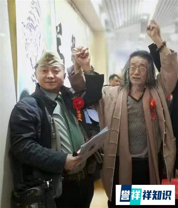著名书画家萧宽为军品大王李长东签名合影,支持红色收藏事业