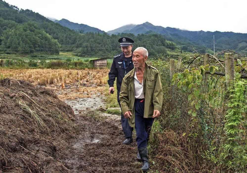 民警帮忙年迈老人收稻谷,这背后有怎样一个暖心故事?