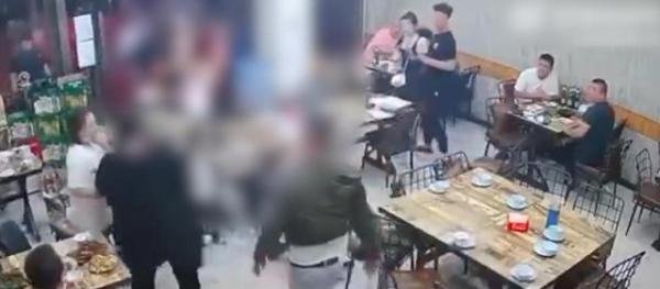 目击者:几名男子打完人就跑了 这是咋情况？