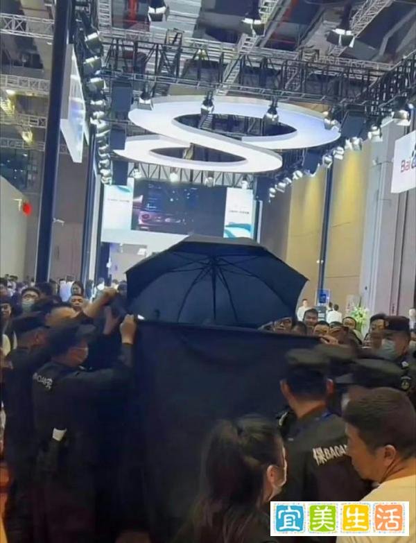 宝马冲突升级！女主播被10余名保安粗鲁架走，网友发冰淇淋遭驱逐