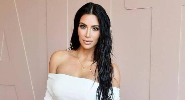 侃爷夫妇通过代孕喜得三女儿 卡戴珊全程陪产
