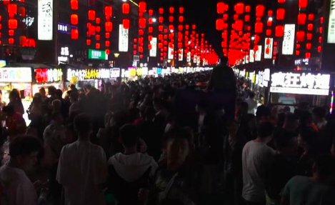 河南网红小吃街环卫工凌晨下班，一天要运多少垃圾？