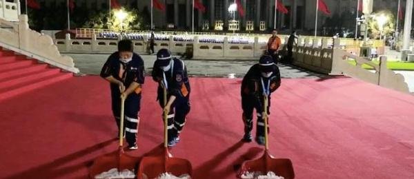 环卫工人连夜清理红毯积水 这是咋情况?