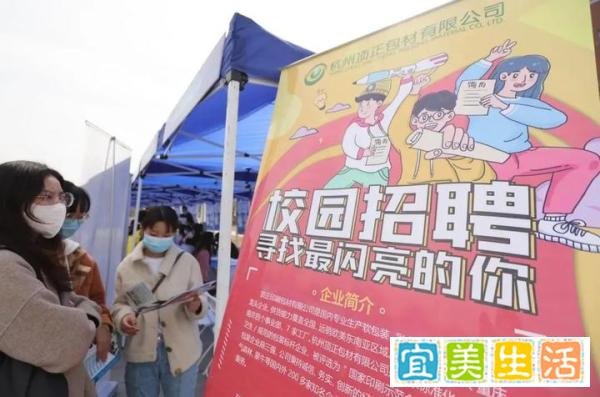 1076万毕业生的就业季有多难名校毕业姑娘不当白领当群演是条出路