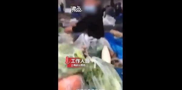 上海蒙山菜场回应2颗白菜93元 这是咋情况？