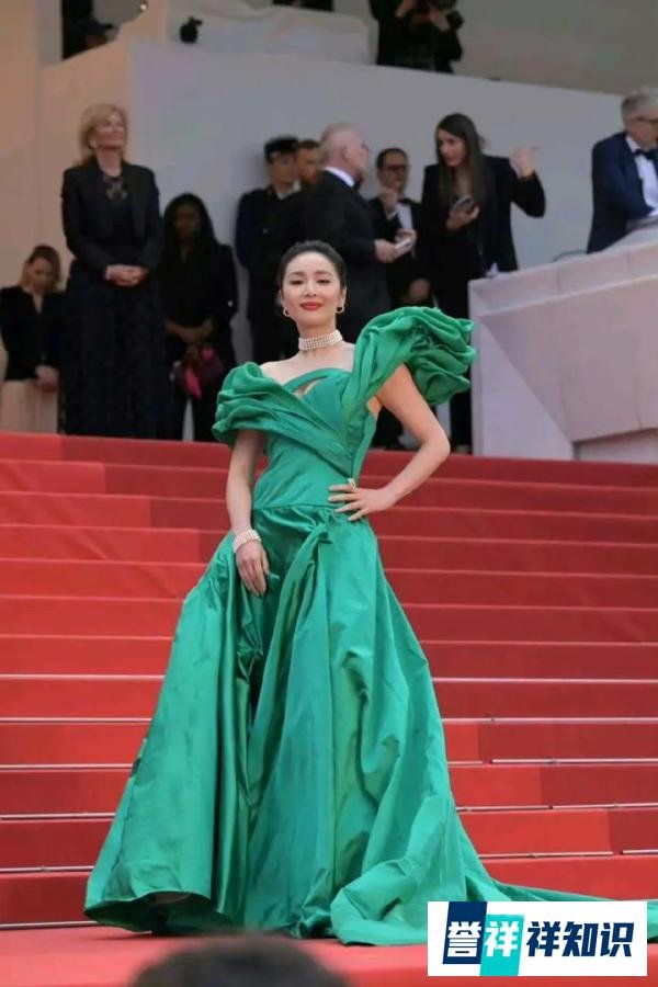 被说脖子短，高叶四连问怼网友：你应该活的很辛苦吧？