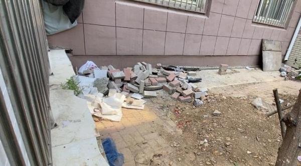 大连一女子晾晒被子，从五楼坠落不幸身亡，窗台晾衣架都折了
