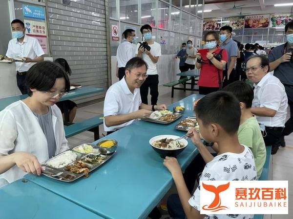 中学辟谣与送餐家长发生冲突：不实，学校有自营餐厅，家长可送餐