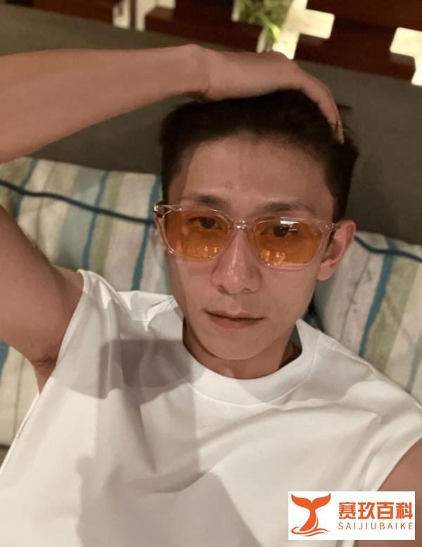张一山穿白袜被质疑不是直男 随后晒黑袜照疑似回应此事