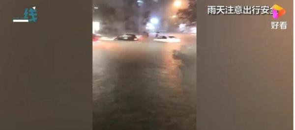 河南暴雨市民水中仰泳 这是咋情况?