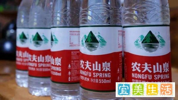 农夫山泉回应未开封瓶装水现蛆虫