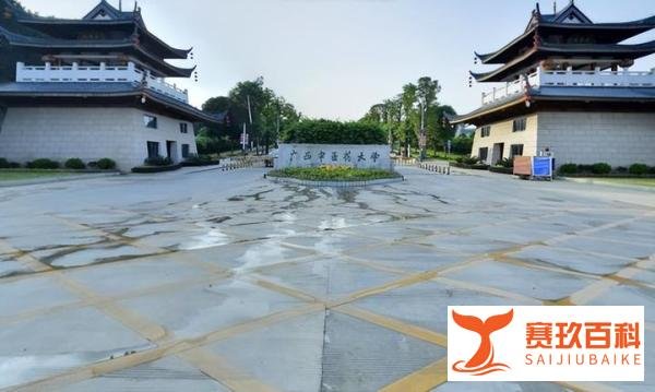 高校回应让男生进女宿舍楼洗澡:热水泵坏了临时安排,后续加强管理