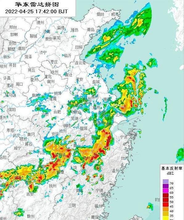 实拍上海暴雨:黑夜中巨大闪电击地 这是咋情况？