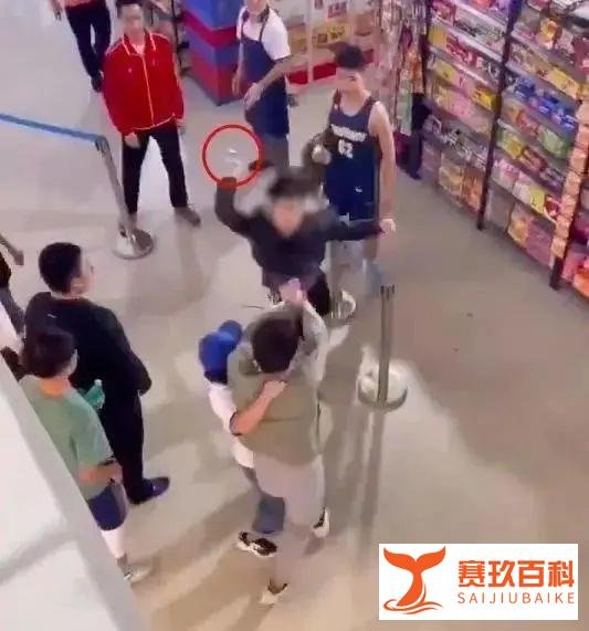 西安串串店内多名男女抡酒瓶子互砸，男子被热锅浇头，捂脸哀嚎！