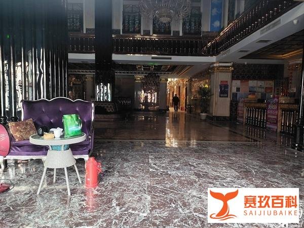 河南信阳警方凌晨突袭金糖果KTV: 动用3辆大巴车 多名女子被带走
