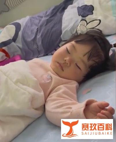 萌娃睡太久被家长“强制开机”:脑子未醒 身体先抖