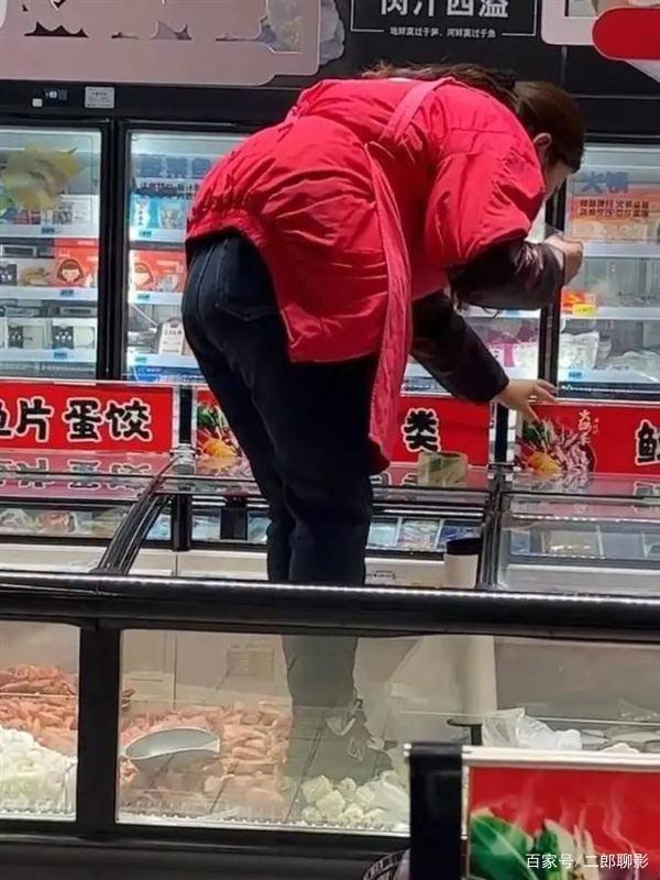 江苏一大润发员工脚踩海鲜整理冰柜引发热议，该名员工缺乏哪些职业素养？