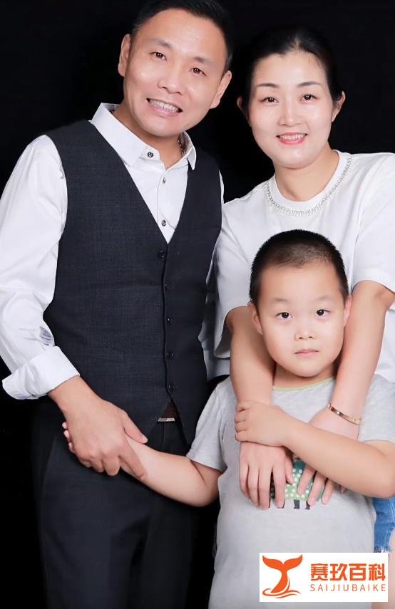 43岁知名歌手被曝出轨！妻子直播控诉婚姻暴行，家暴骗粉丝圈钱