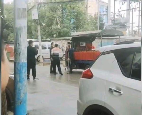 湖南：城管队长当街多次扇商贩耳光，对方拄双拐没还手，视频曝光