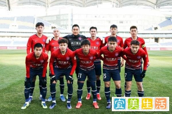 足球报：重庆队工作人员上午收到一个月工资，尹明善现身送别球队