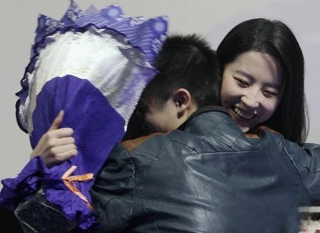 刘亦菲遭粉丝男子扑倒非礼 没能躲过恶人的魔爪