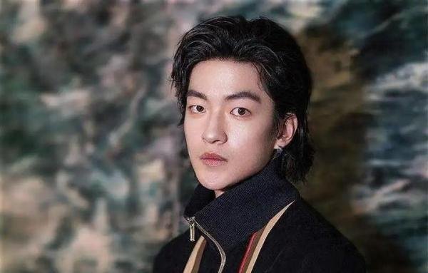 为什么屈楚萧销声匿迹了啊？关键是他自己一手好牌打得稀烂