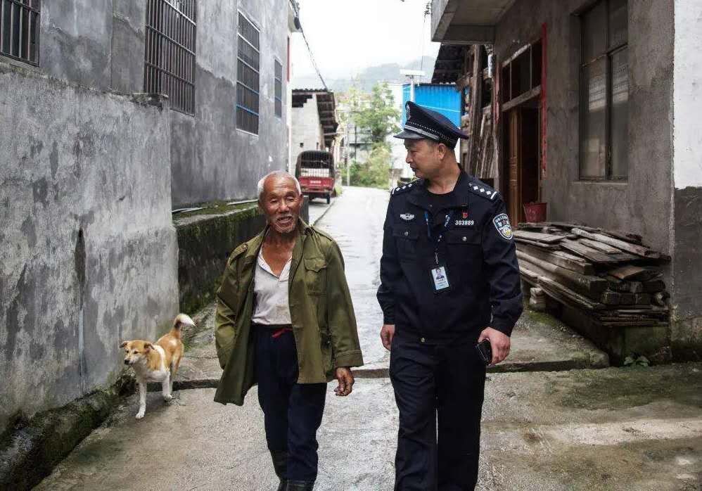 民警帮忙年迈老人收稻谷,这背后有怎样一个暖心故事?