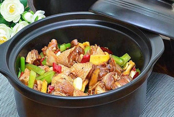 男子点1只鸡吃出10个鸡爪，到后厨一看鸡居然还活着？