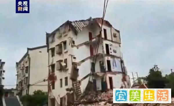 安徽铜陵一小区楼房一侧坍塌！小区房子至少十年了！网友：十多年很长吗？