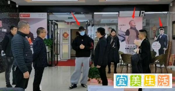 62岁于荣光董事长身份曝光！拍完戏疲惫视察工厂，婚后妻儿成谜