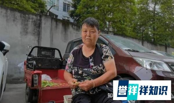 气愤！老人卖菜被泼机油，无助的眼神令人心酸