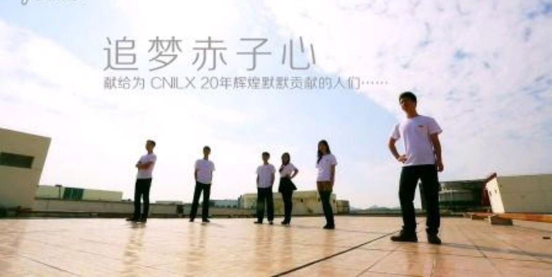 有一首歌 歌词是向前跑 迎着冷眼和嘲笑 是什么歌啊 求