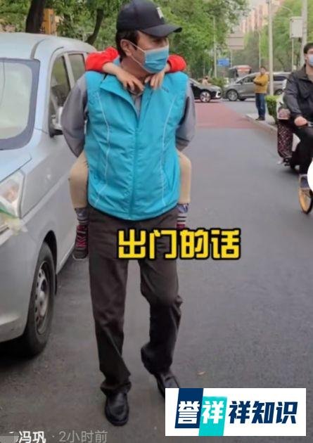 冯巩也老了，背孙子等公交，享受别样的快乐