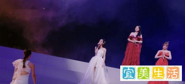 谢娜唱《她她她》遭圈内人吐槽,水平不如KTV,站在舞台上画大饼