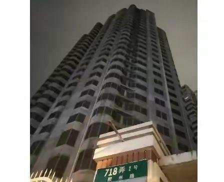 - 全上海最高的墓碑！28层大楼被水泥完全封住，至今无人敢拆敢动！