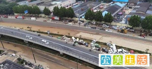 被30万立方米积水灌满的郑州京广北路隧道