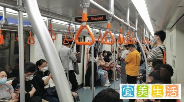 实拍:上海商圈人潮回归再现排队 这是咋情况？