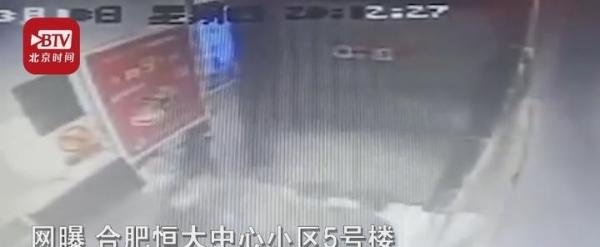 电梯内暴打妻女男子已被拘留 到底什么情况？